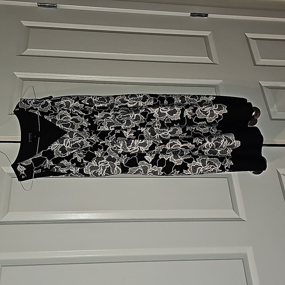 Black and white dress with floral print. Size: 6. Brand: Enfocus